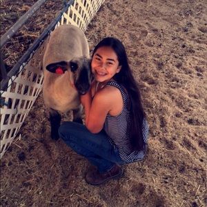 Meet your Posher, Yesenia